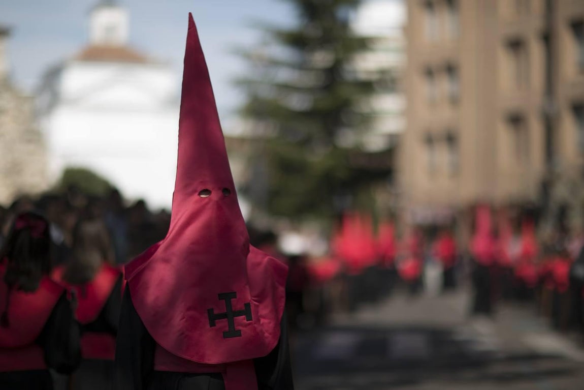 Cientos de fieles arropan en Valladolid al Santísimo Cristo de la Luz en la procesión universitaria