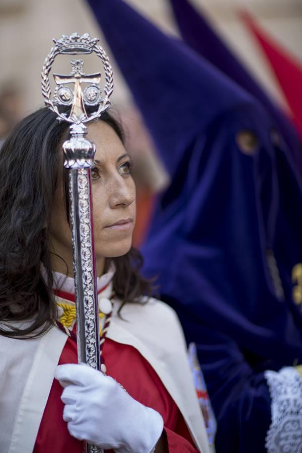Cientos de fieles arropan en Valladolid al Santísimo Cristo de la Luz en la procesión universitaria