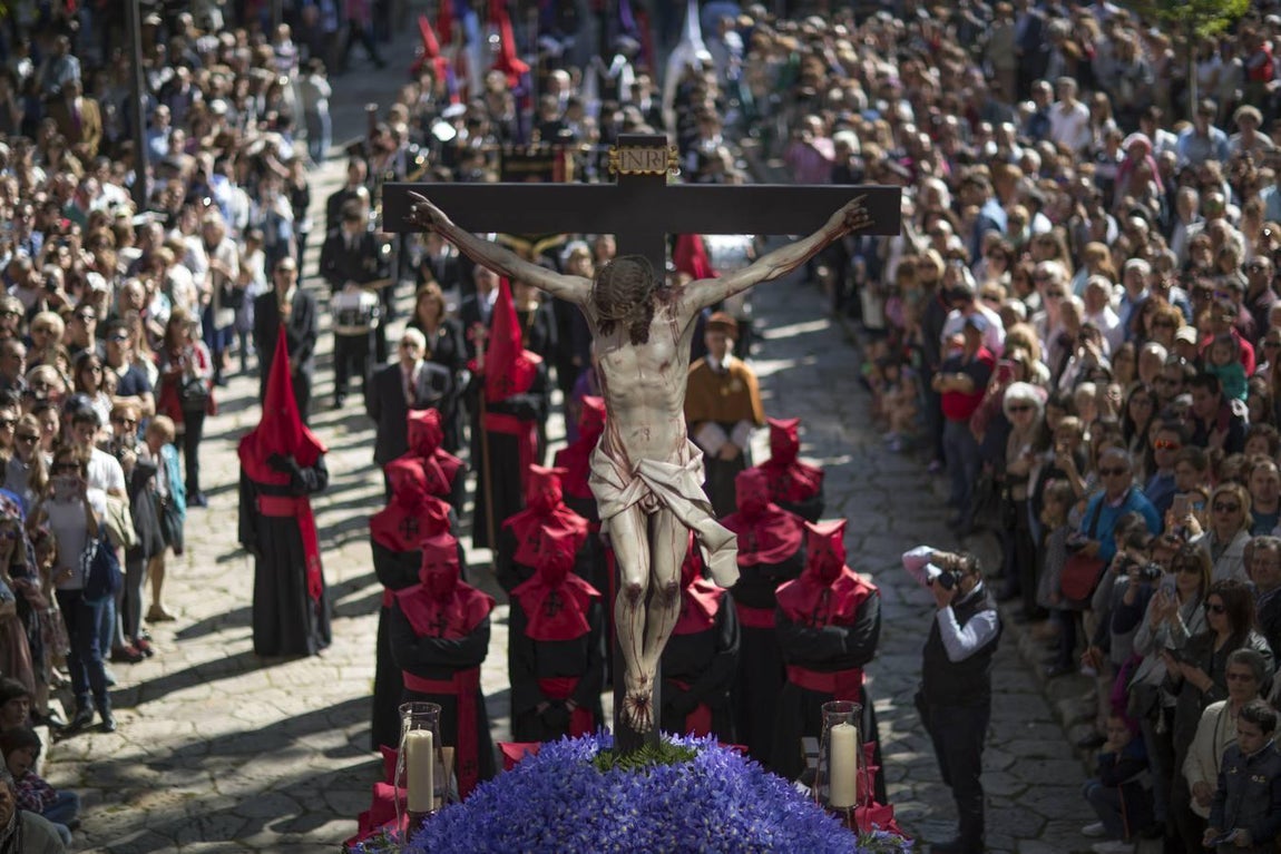 Cientos de fieles arropan en Valladolid al Santísimo Cristo de la Luz en la procesión universitaria
