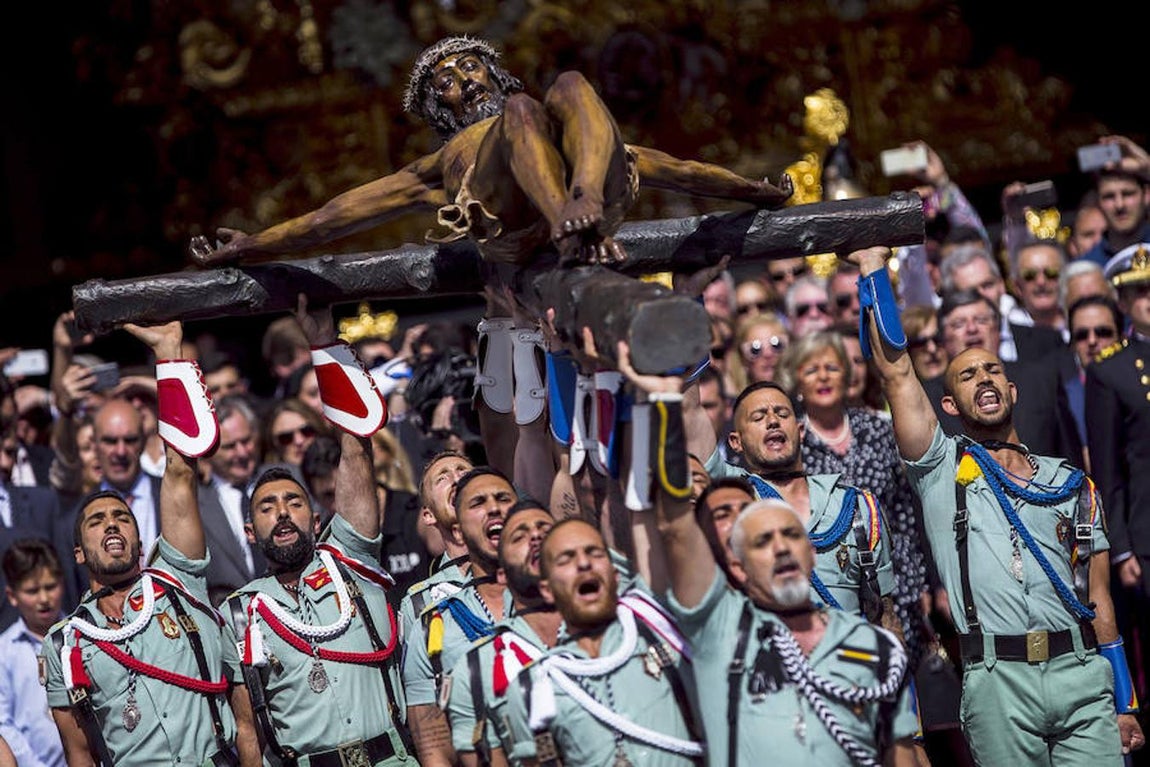 Los legionarios del Tercio «D.Juan de Austria», III de La Legión, trasladan el Santísimo Cristo de la Buena Muerte y Ánimas «Cristo de Mena». 