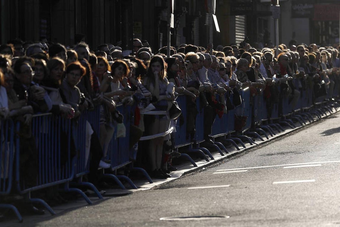 Decenas de miles de fieles y turistas han abarrotado la carrera de San Jerónimo, la calle de Alcalá y el Paseo del Prado. 