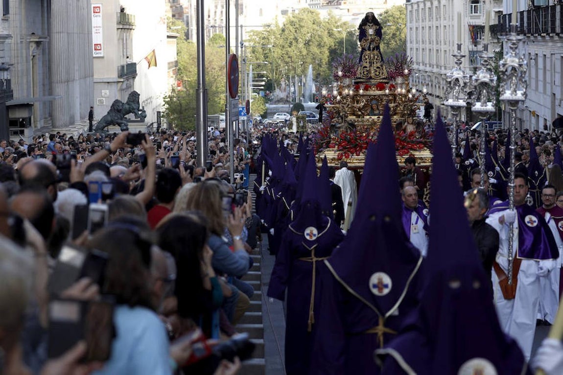 Un momento de la procesión del Cristo de Medinaceli tras su paso por el Congreso de los Diputados. 