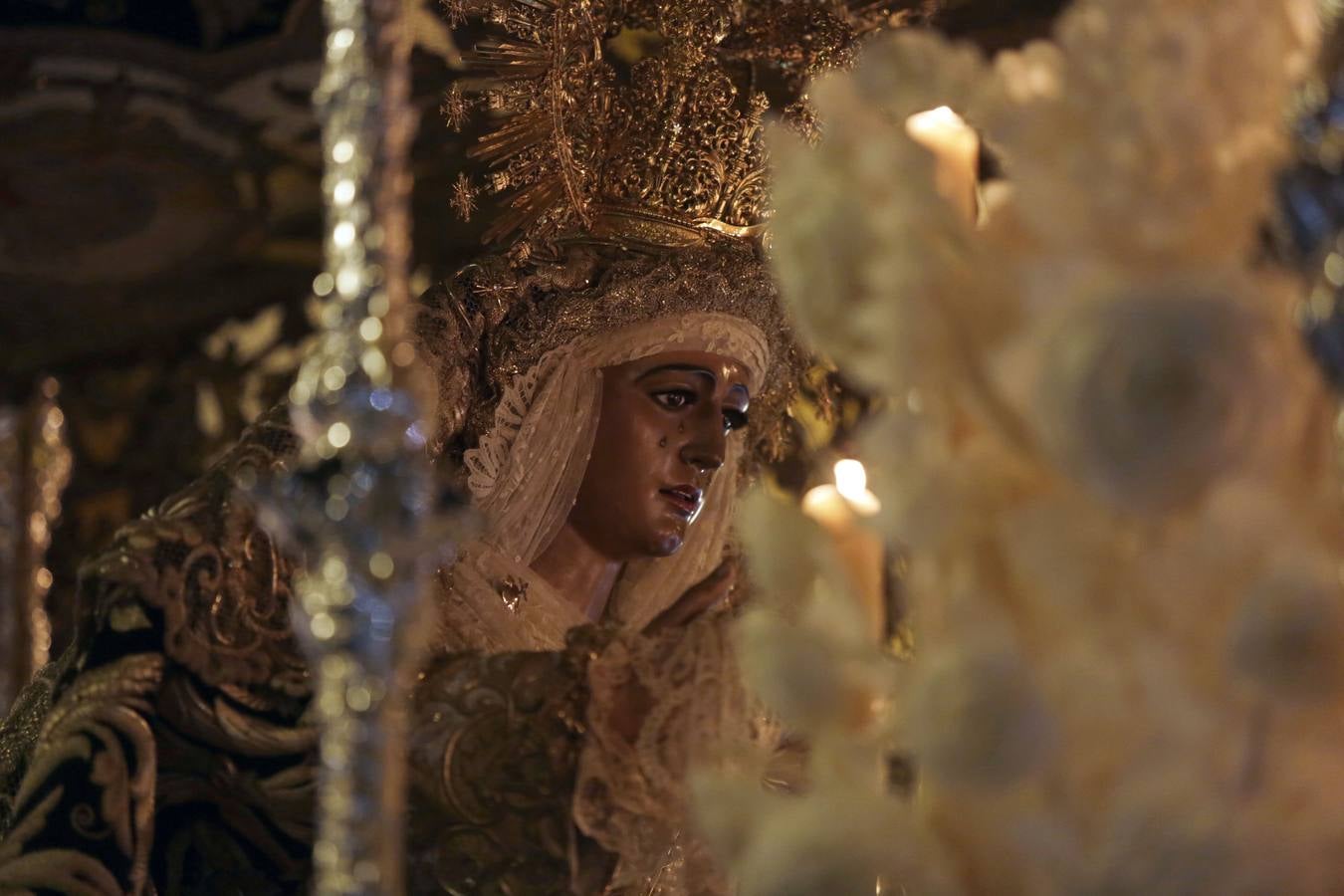 Las fotos de la Esperanza de Triana en la Madrugada del Viernes Santo de la Semana Santa de Sevilla 2017