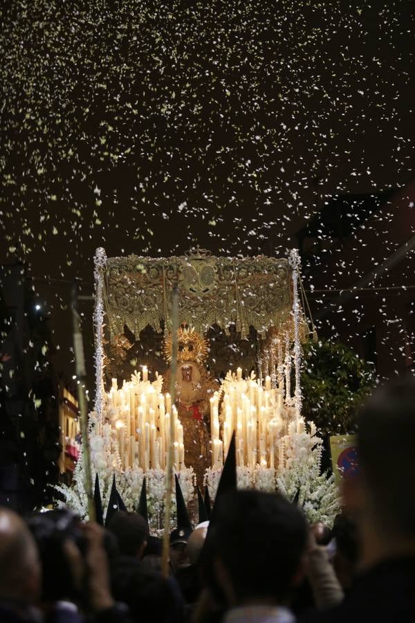 Las fotos de la Esperanza de Triana en la Madrugada del Viernes Santo de la Semana Santa de Sevilla 2017