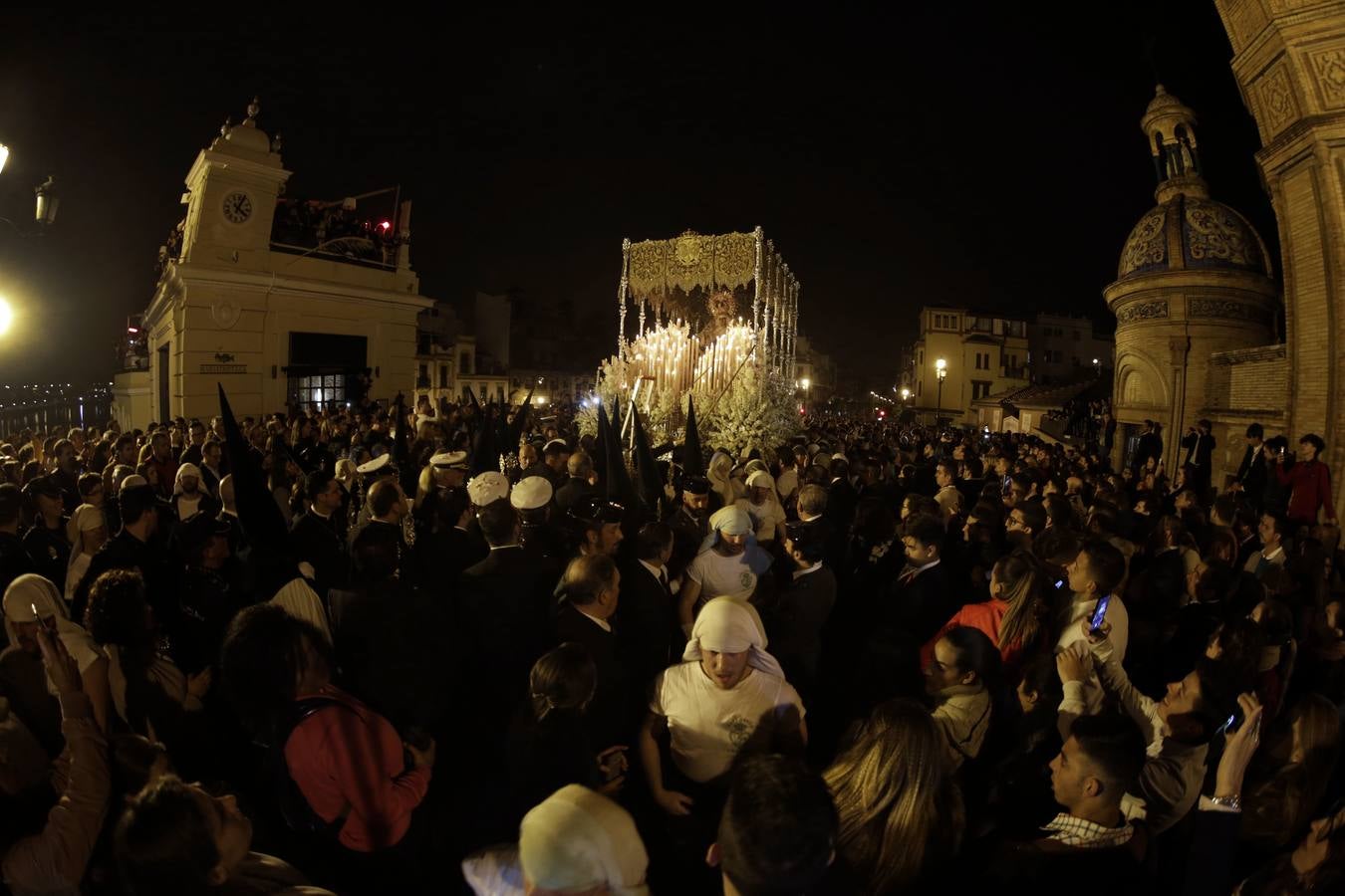 Las fotos de la Esperanza de Triana en la Madrugada del Viernes Santo de la Semana Santa de Sevilla 2017