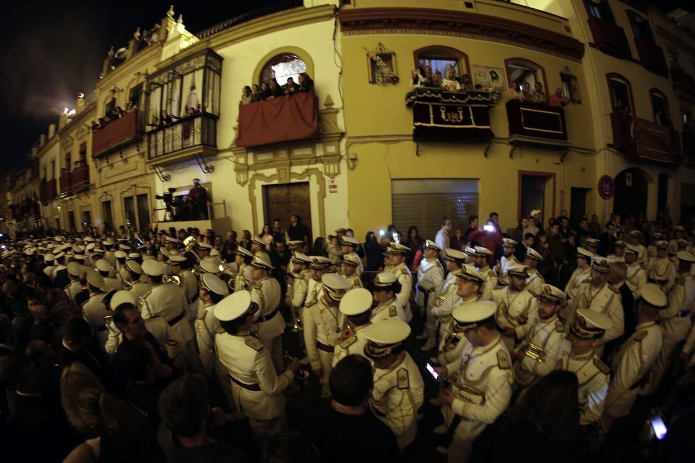 Las fotos de la Esperanza de Triana en la Madrugada del Viernes Santo de la Semana Santa de Sevilla 2017