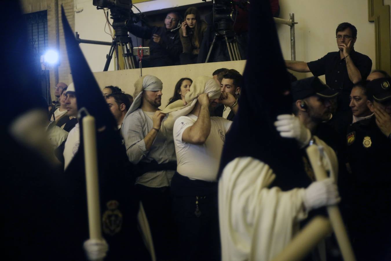 Las fotos de la Esperanza de Triana en la Madrugada del Viernes Santo de la Semana Santa de Sevilla 2017