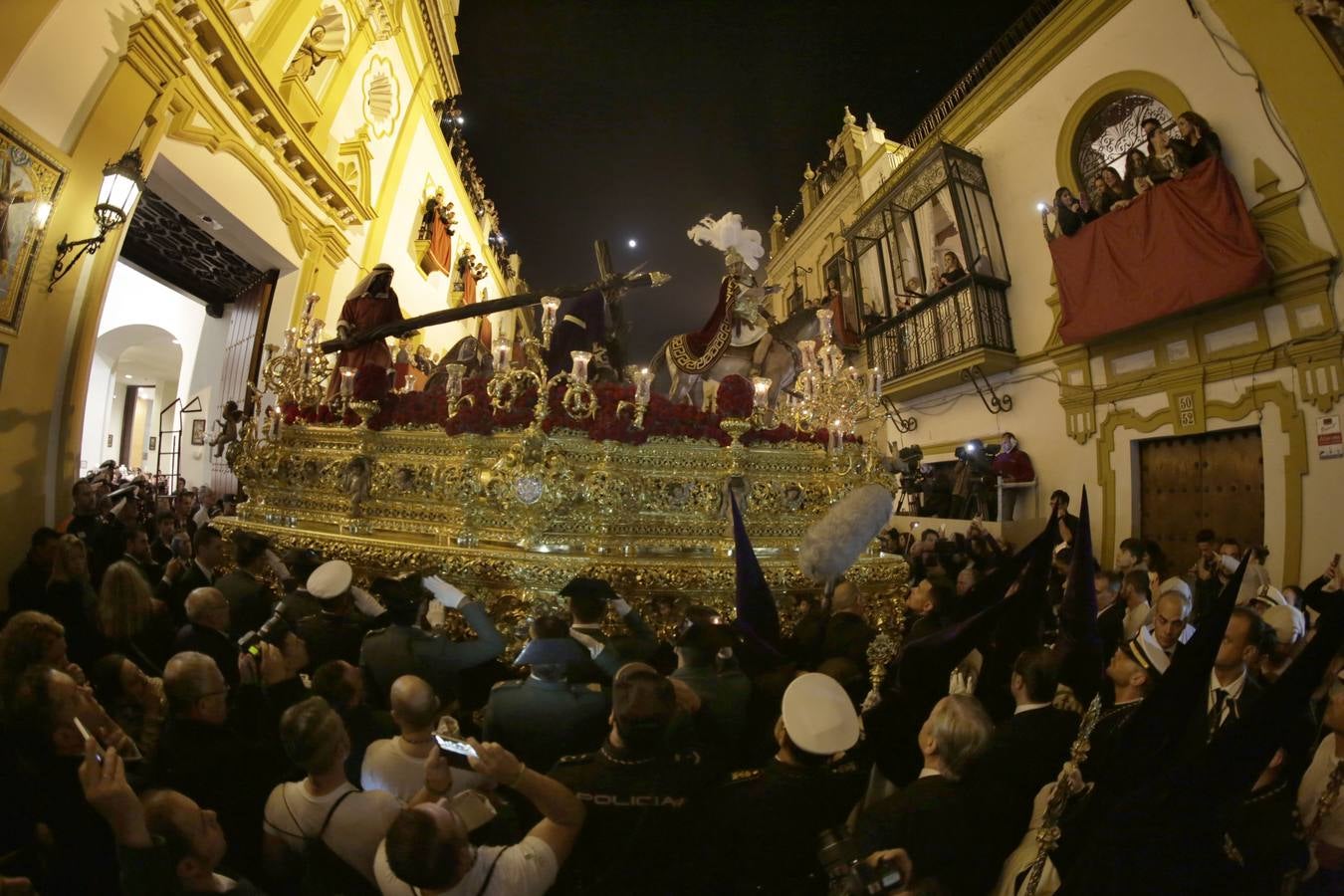 Las fotos de la Esperanza de Triana en la Madrugada del Viernes Santo de la Semana Santa de Sevilla 2017