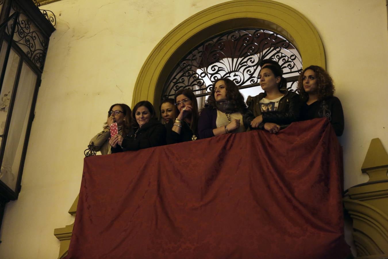 Las fotos de la Esperanza de Triana en la Madrugada del Viernes Santo de la Semana Santa de Sevilla 2017