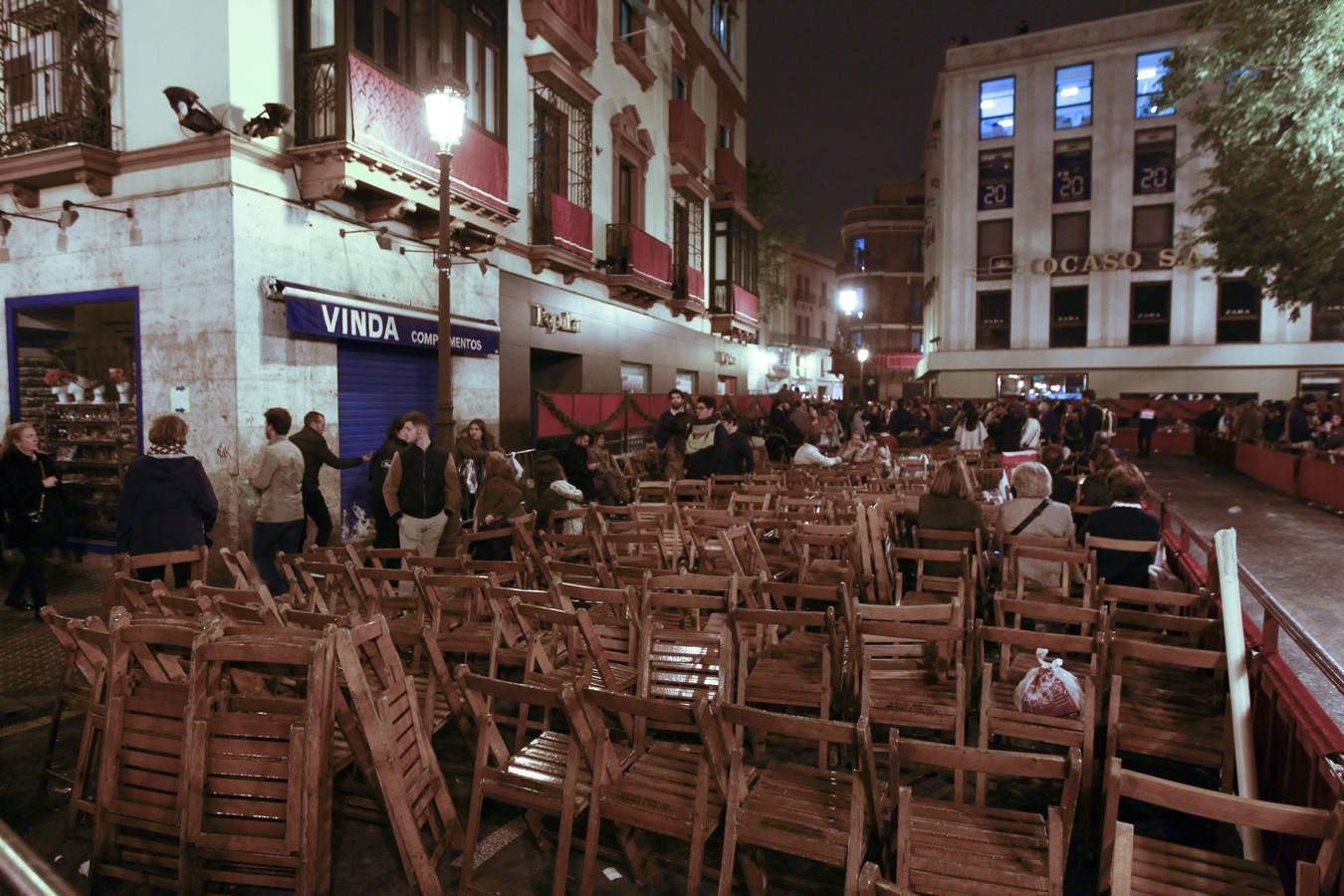 Las carreras y avalanchas enturbian la Madrugada de Sevilla 2017