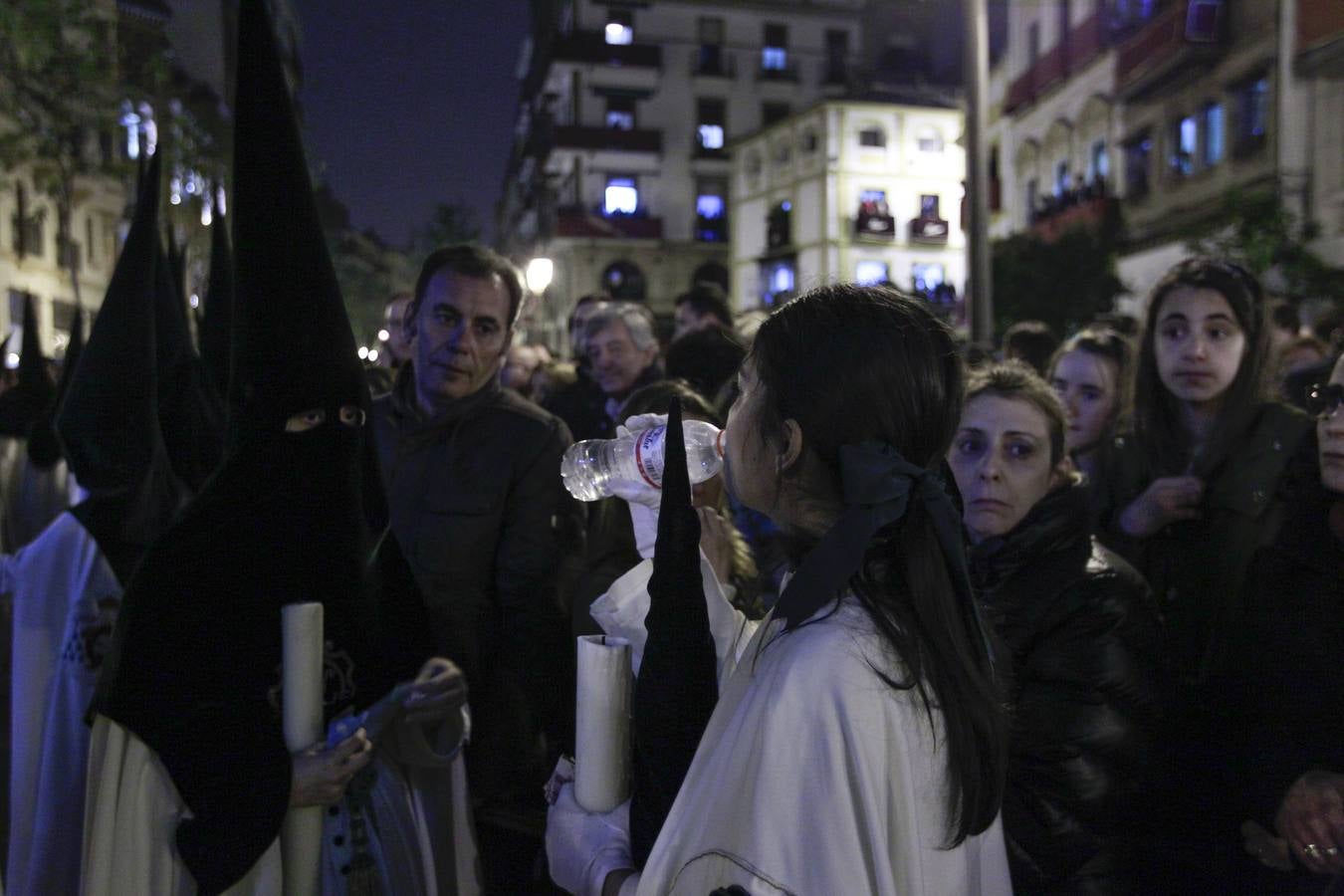 Las carreras y avalanchas enturbian la Madrugada de Sevilla 2017