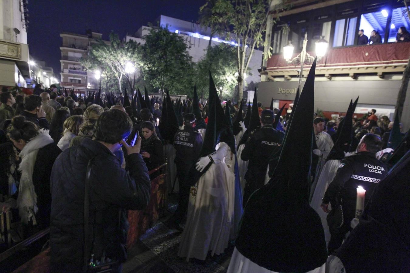 Las carreras y avalanchas enturbian la Madrugada de Sevilla 2017