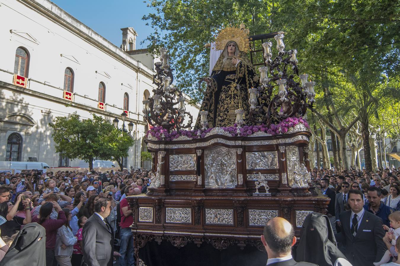 Las fotos de la Soledad de San Buenaventura en el Viernes Santo de la Semana Santa de Sevilla 2017