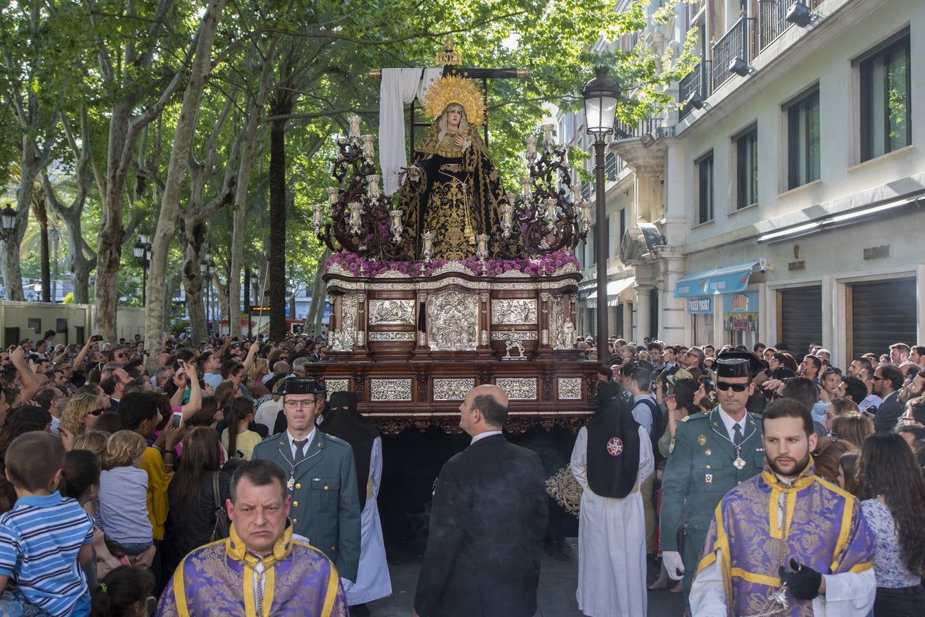 Las fotos de la Soledad de San Buenaventura en el Viernes Santo de la Semana Santa de Sevilla 2017