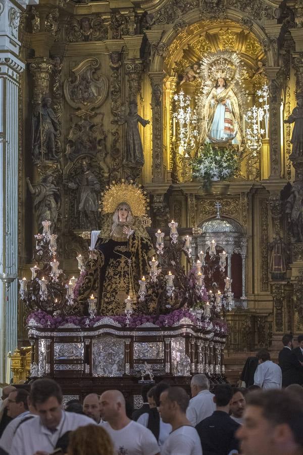 Las fotos de la Soledad de San Buenaventura en el Viernes Santo de la Semana Santa de Sevilla 2017