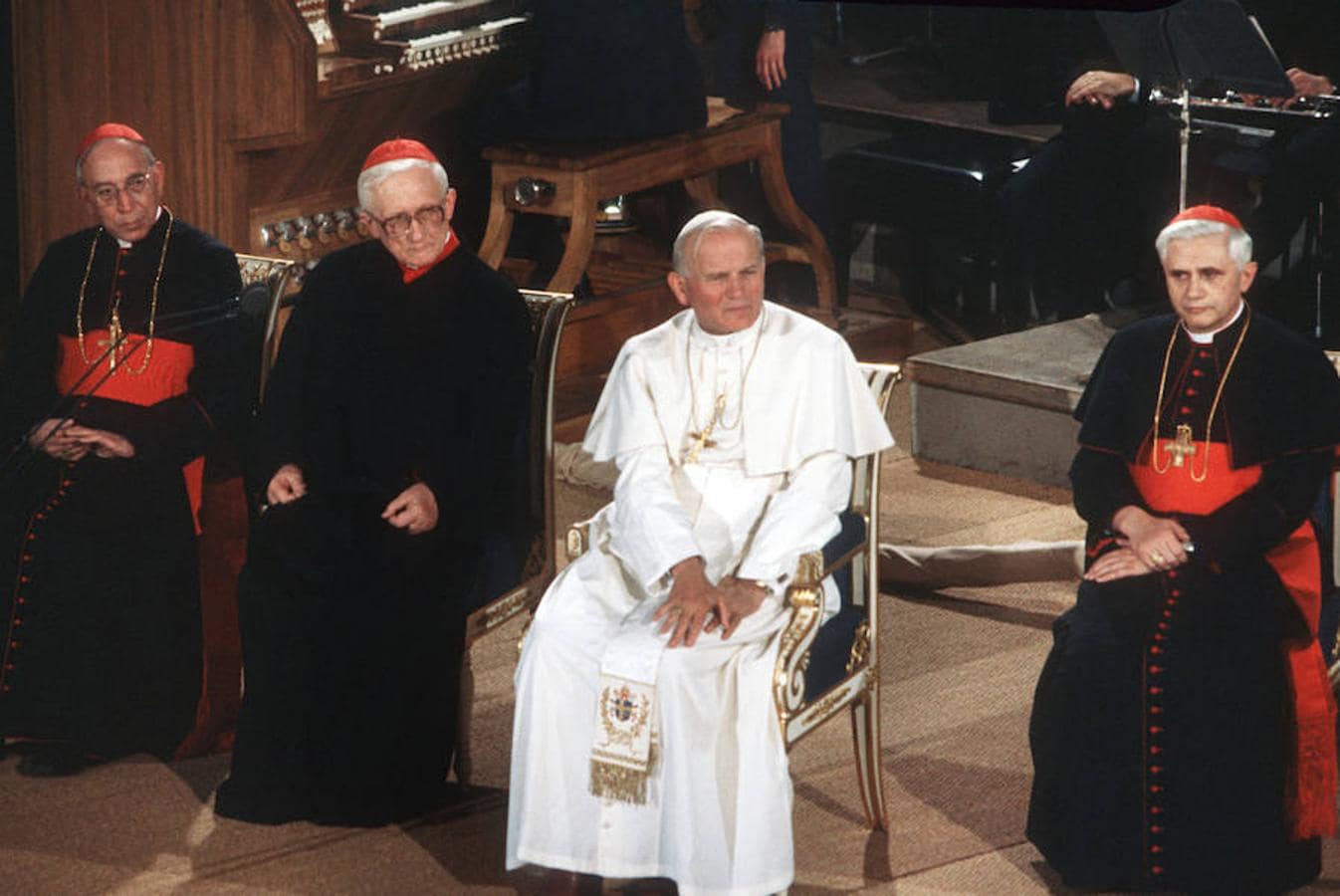 El Papa Juan Pablo II junto al Cardenal Joseph Aloisius Ratzinger, en su visita a Alemania