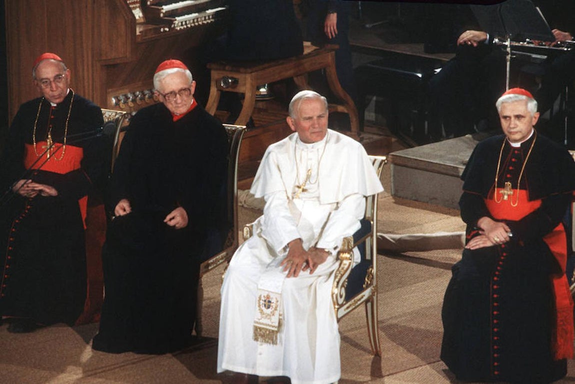 El Papa Juan Pablo II junto al Cardenal Joseph Aloisius Ratzinger, en su visita a Alemania. 