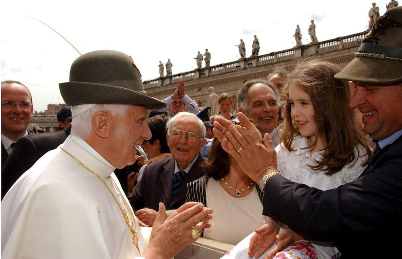 El papa Benedicto XVI sonríe mientras se prueba un gorro de las tropas alpinas de montaña en la plaza de San Pedro, con motivo de la audiencia de los miércoles, en la Ciudad del Vaticano