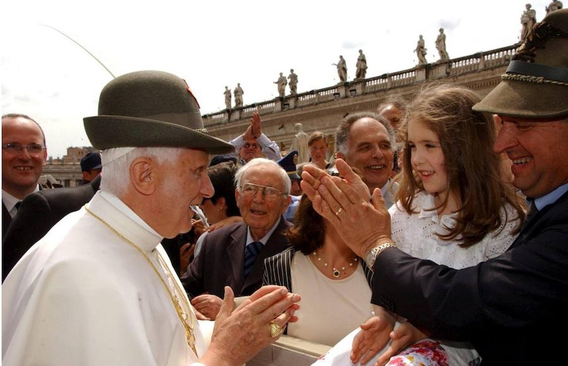 El papa Benedicto XVI sonríe mientras se prueba un gorro de las tropas alpinas de montaña en la plaza de San Pedro, con motivo de la audiencia de los miércoles, en la Ciudad del Vaticano. 