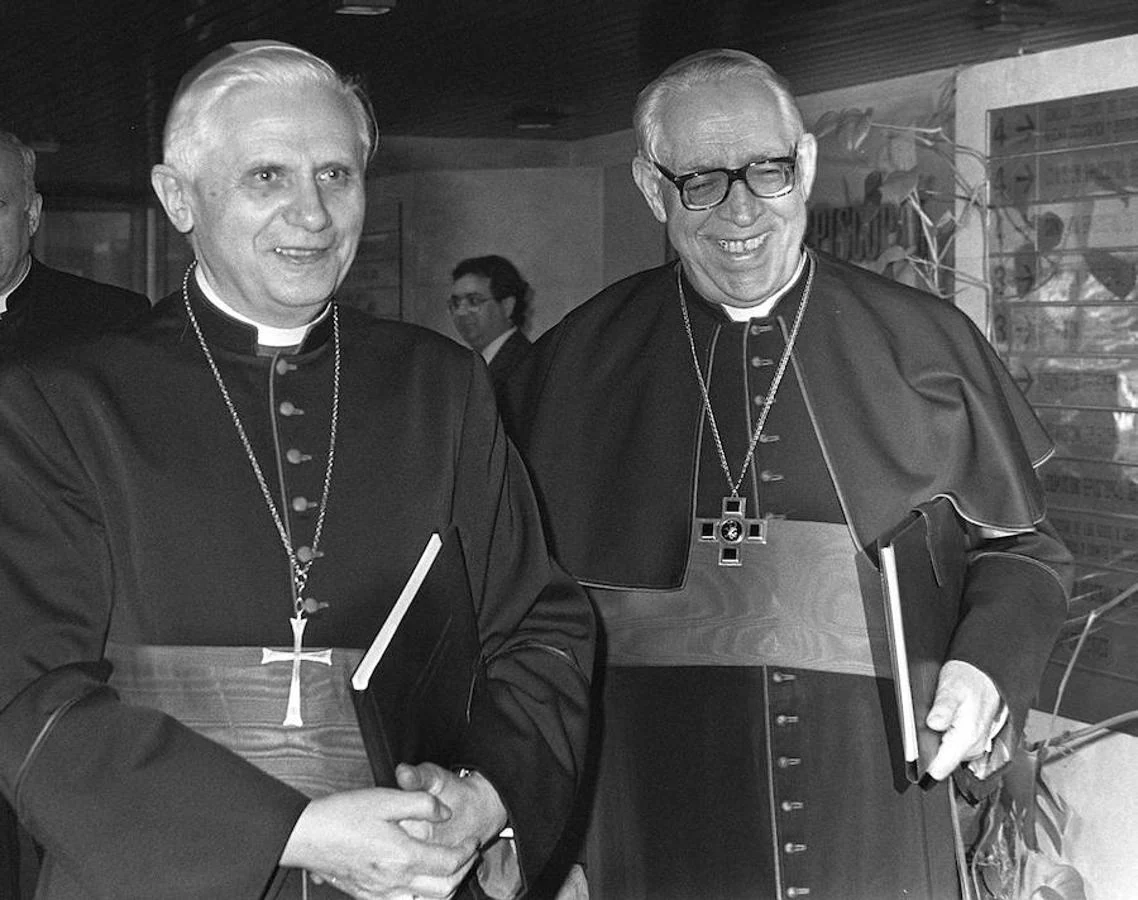Fotografía de archivo del cardenalalemán Joseph Ratzinger (i), el nuevo Papa, que se llamará BenedictoXVI, acompañado del cardenal español Marcelo González Martín (d) el 24de febrero de 1990, en Madrid