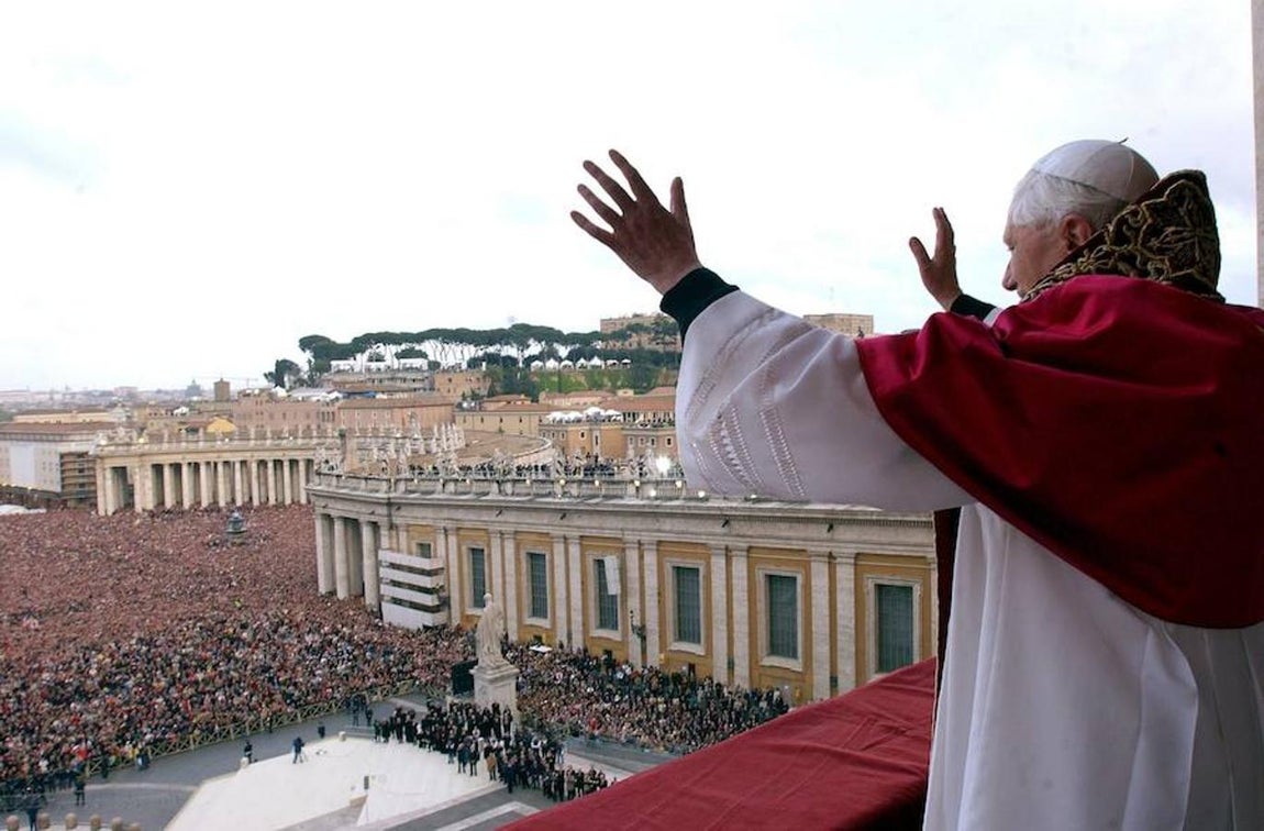 El nuevo Papa Benedicto XVI, el cardenal alemán Joseph Ratzinger, saluda desde el balcón de la Basílica de San Pedro del Vaticano a los miles de fieles reunidos en la plaza. Ratzinger, el octavo Papa alemán, fue elegido hoy el Pontífice número 265, en la cuarta votación del cónclave. 