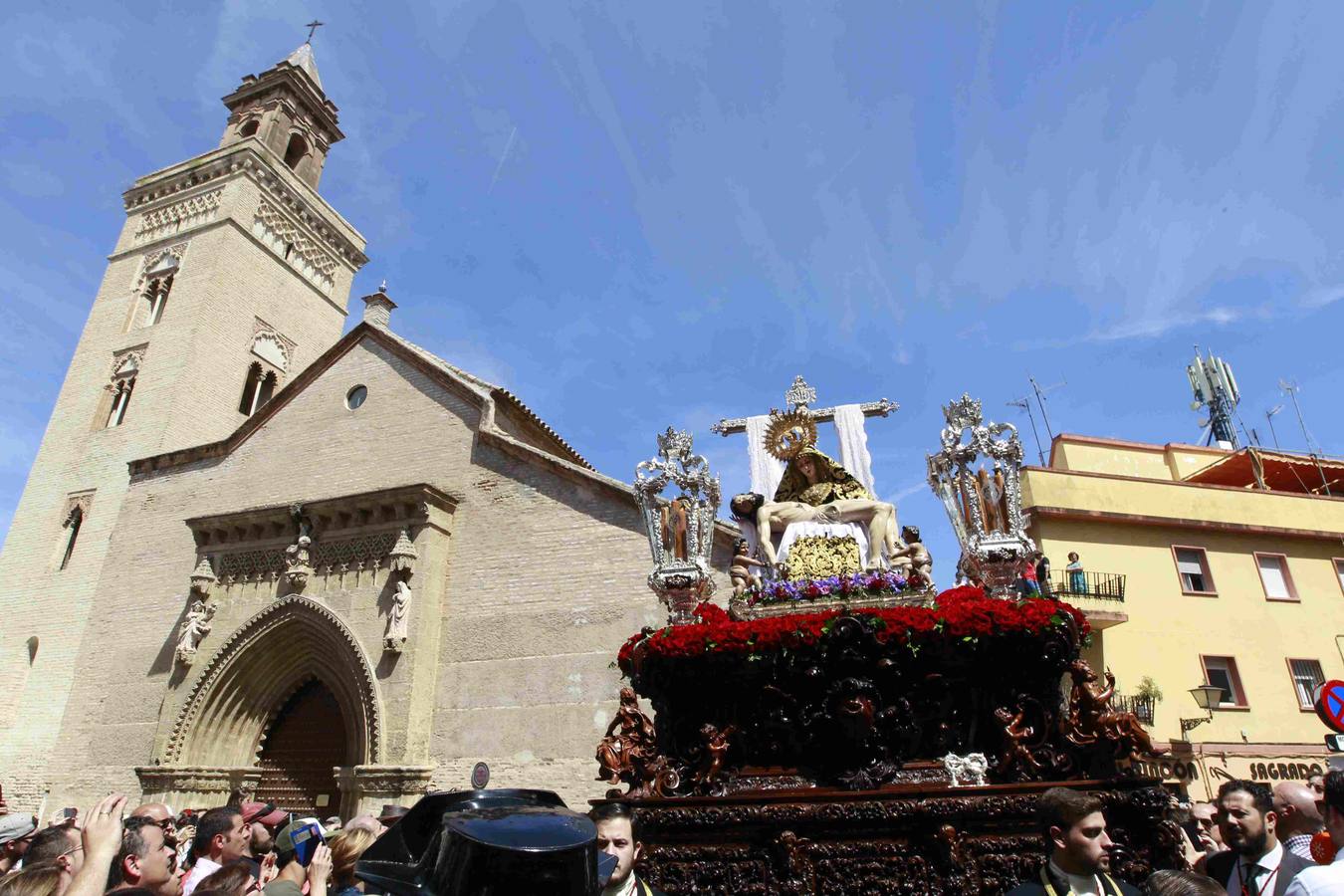 Los Servitas en su salida procesional en el Sábado Santo de la Semana Santa de Sevilla 2017