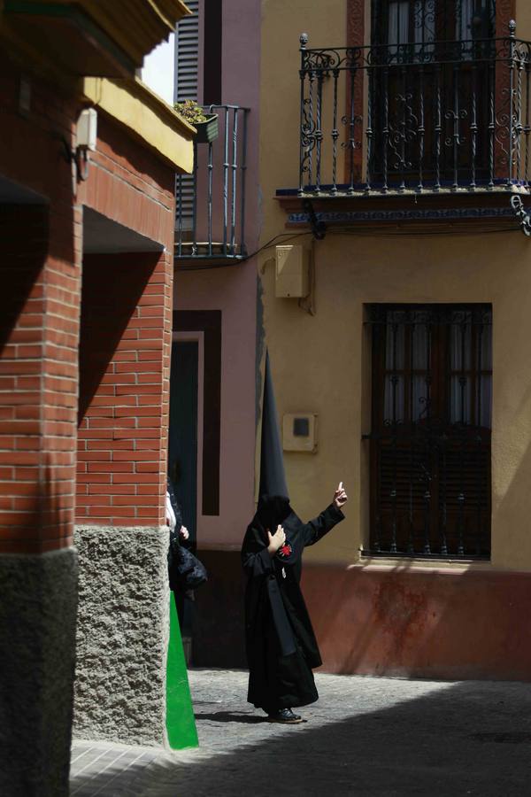 Los Servitas en su salida procesional en el Sábado Santo de la Semana Santa de Sevilla 2017