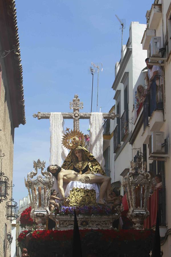 Los Servitas en su salida procesional en el Sábado Santo de la Semana Santa de Sevilla 2017