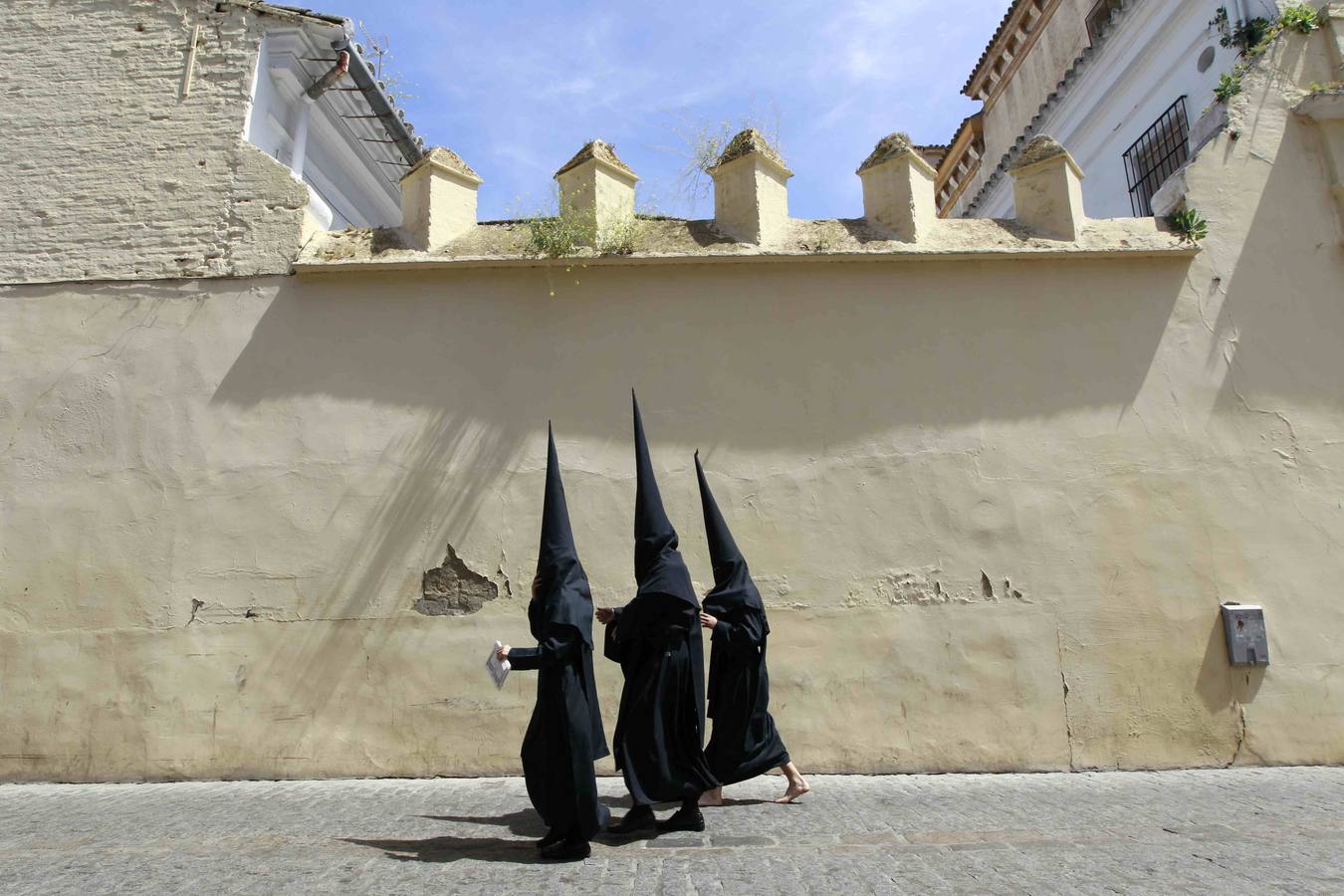 Los Servitas en su salida procesional en el Sábado Santo de la Semana Santa de Sevilla 2017