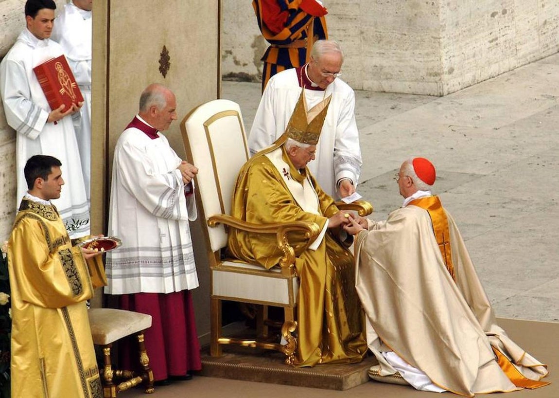 El papa Benedicto XVI coloca el anillo cardenalicio al arzobispo de Toledo, Antonio Cañizares (dcha), en una solemne ceremonia celebrada hoy en la plaza de San Pedro del Vaticano. 