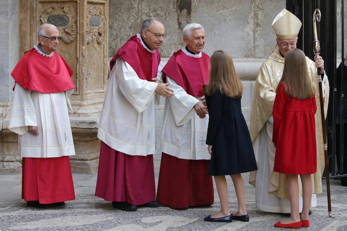 Los Reyes y sus hijas, junto con Doña Sofía, han asistido este domingo a la Misa de Resurrección celebrada al mediodía en la Catedral de Palma.. 
