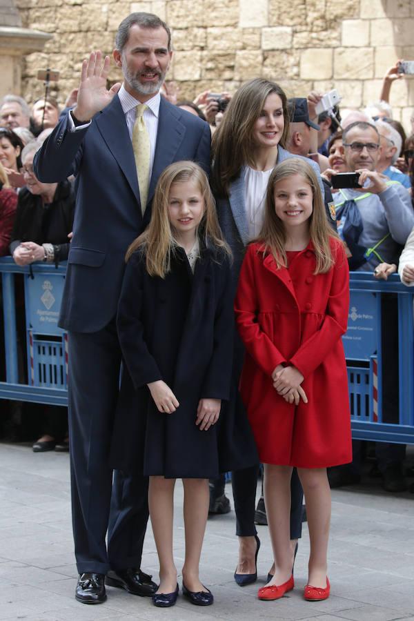 Los Reyes y sus hijas, junto con Doña Sofía, han asistido este domingo a la Misa de Resurrección celebrada al mediodía en la Catedral de Palma.. 