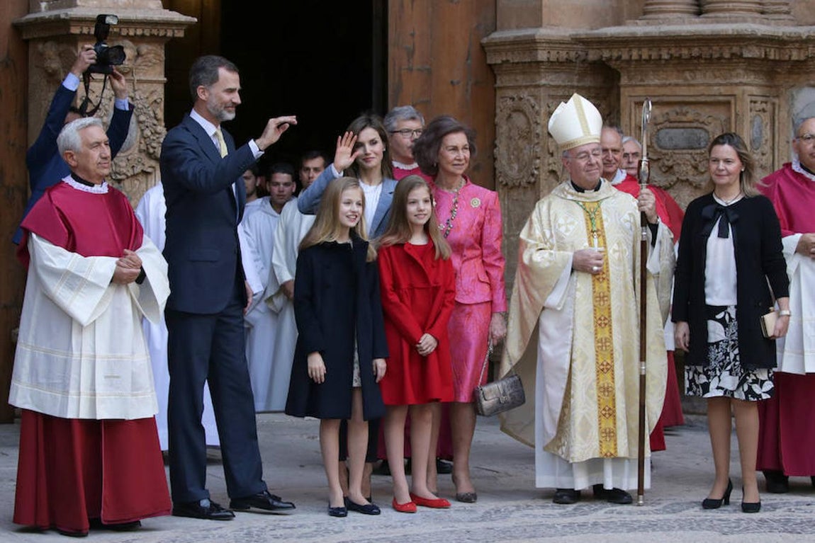 Los Reyes y sus hijas, junto con Doña Sofía, han asistido este domingo a la Misa de Resurrección celebrada al mediodía en la Catedral de Palma.. 