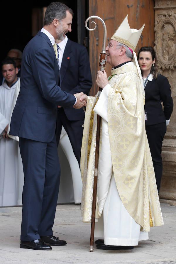 Los Reyes y sus hijas, junto con Doña Sofía, han asistido este domingo a la Misa de Resurrección celebrada al mediodía en la Catedral de Palma.. 