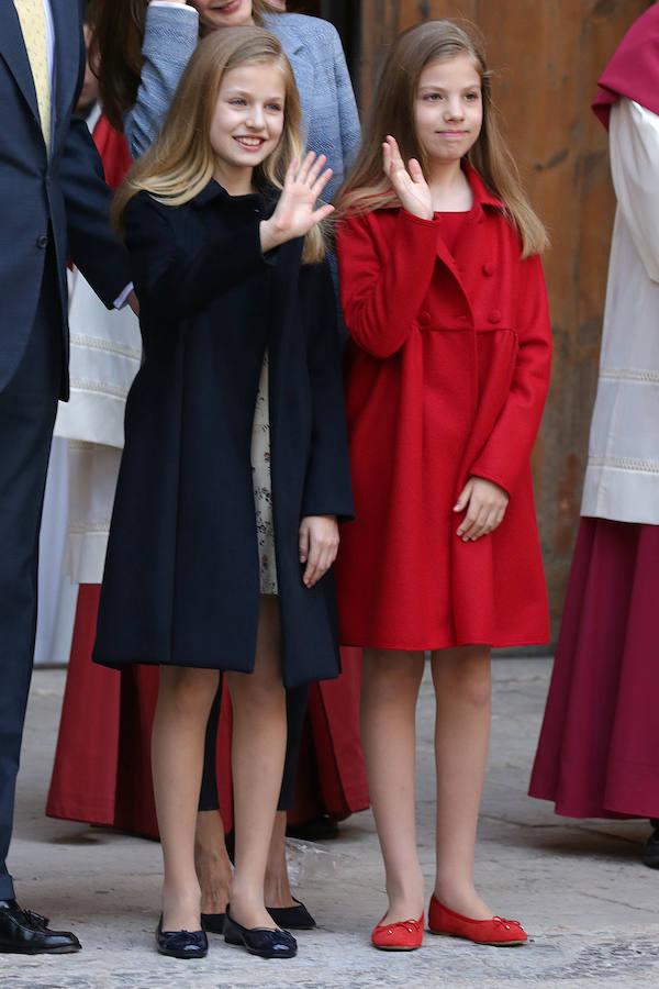 Los Reyes y sus hijas, junto con Doña Sofía, han asistido este domingo a la Misa de Resurrección celebrada al mediodía en la Catedral de Palma.. 
