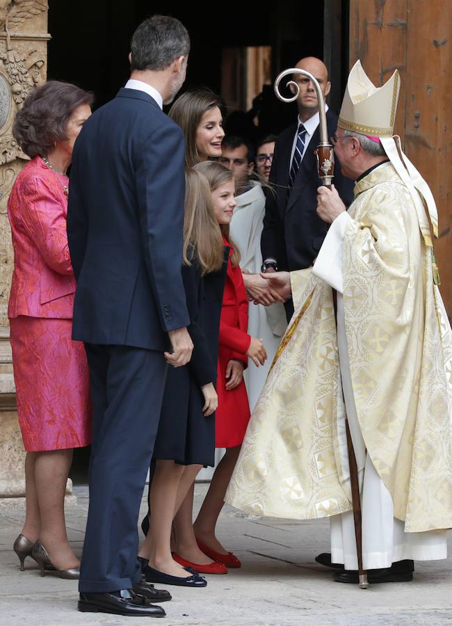 Los Reyes y sus hijas, junto con Doña Sofía, han asistido este domingo a la Misa de Resurrección celebrada al mediodía en la Catedral de Palma.. 