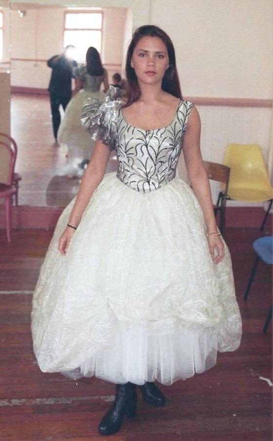 1993. Victoria Beckham es una diseñadora de moda y cantante conocida principalmente por su trabajo como integrante de las Spice Girls y por ser la esposa del astro del fútbol David Beckham