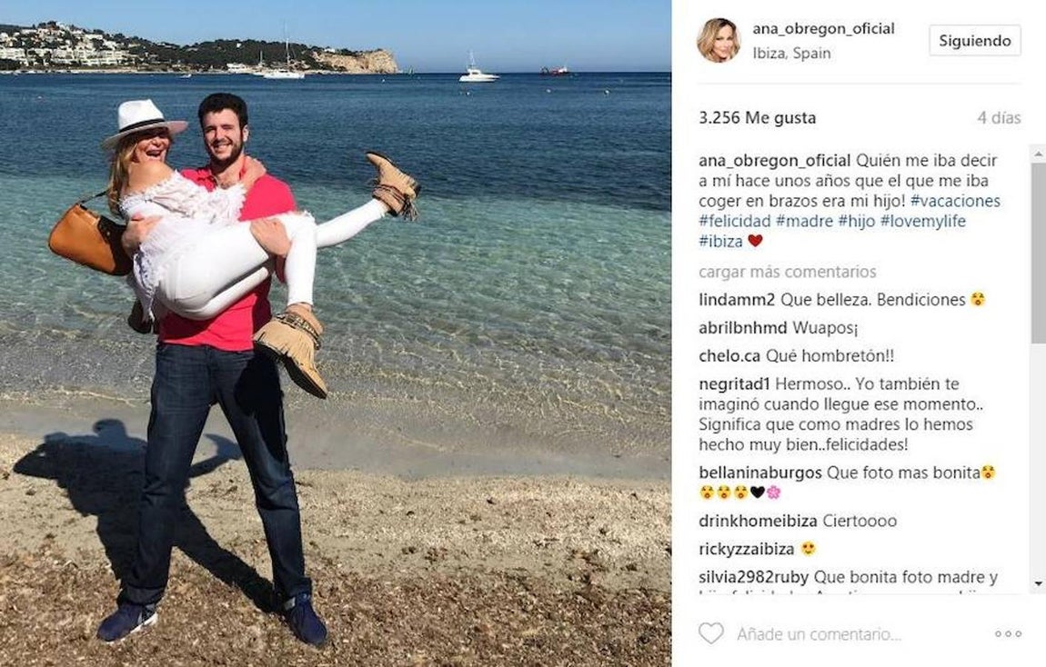 Ana Obregón. La actriz ha volado a Ibiza junto a su hijo Alex para aprovechar de unos días de relax y sol en las playas ibicencas