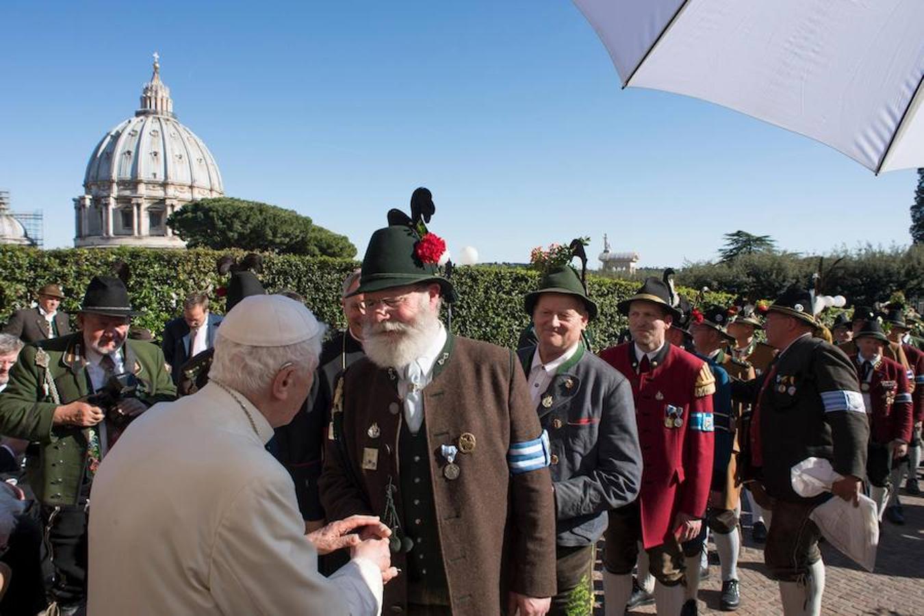 El Papa Benedicto XVI (d) dando la bienvendia a los invitados bavarianos con motivo de la celebración de su 90º cumpleaños durante una ceremonia en el monasterio Mater Ecclesiae en el Vaticano,. 