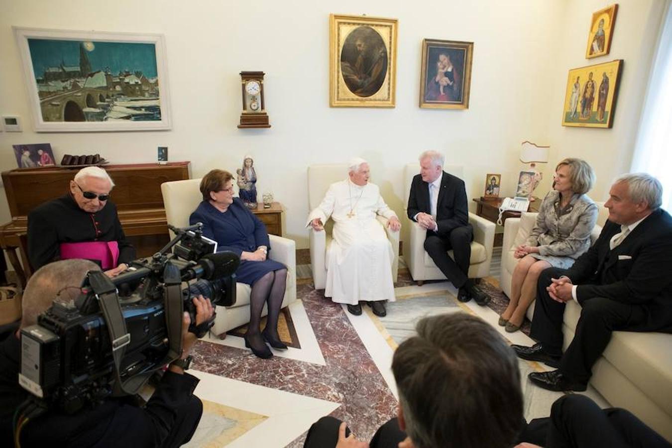 El Pa Benedicto XVI (c) conversando con el primer ministro de Baviera, Horst Lorenz Seehofer (3-d), con motivo de la celebración de su 90º cumpleaños durante una ceremonia en el monasterio Mater Ecclesiae en el Vaticano. 