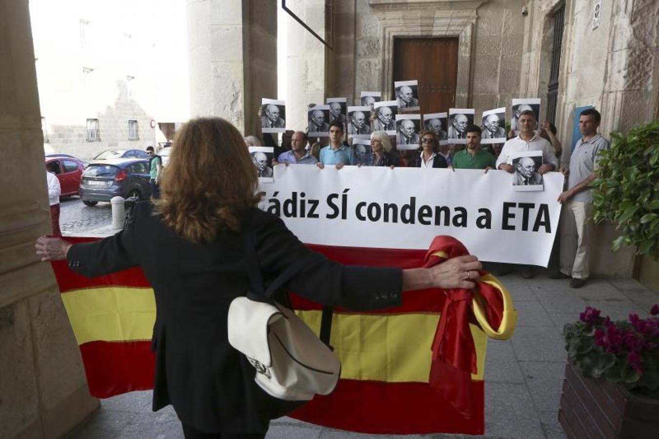 Galería de fotos: protestas a concejal abertzale en acto municipal Cádiz