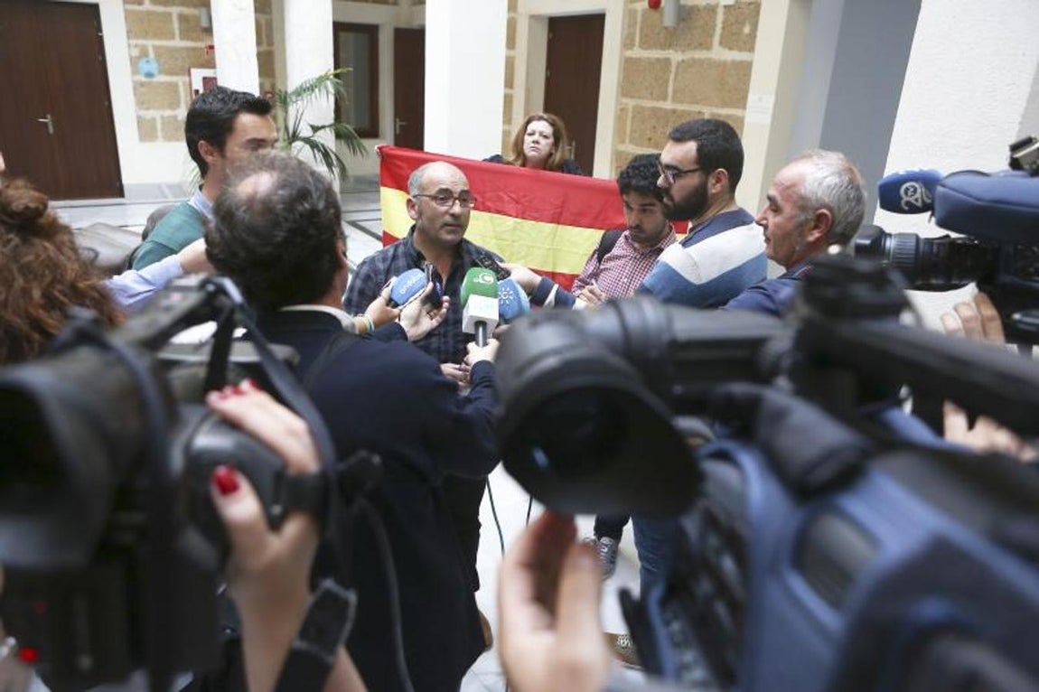 Galería de fotos: protestas a concejal abertzale en acto municipal Cádiz