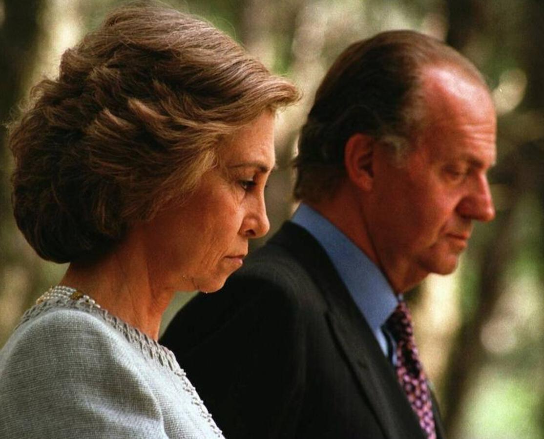 El Rey Juan Carlos y la Reina Sofía en el Palacio de Tatoi, a 28 kilómetros de Atenas, donde visitaron juntos, por primera vez en 17 años, la tumba de los padres de la Reina Sofía