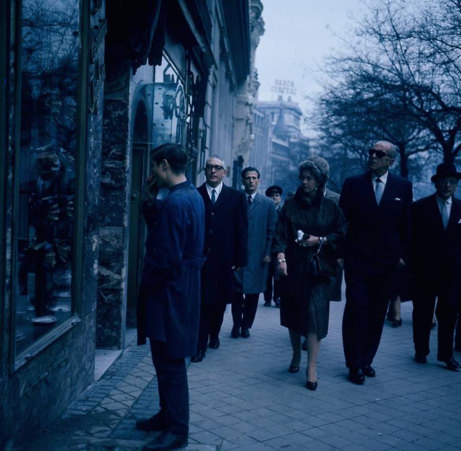 Los padres de la Reina, de paseo en la madrileña Gran Vía, durante la visita que hicieron en diciembre de 1963 con motivo del nacimiento de la Infanta Elena. 
