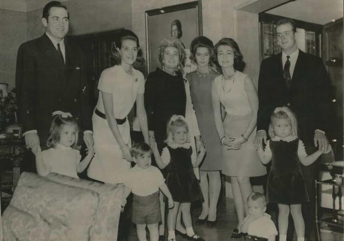 La Reina Madre Federica junto a los Reyes de Grecia, Constantino y Ana María y sus hijos, y los Príncipes Don Juan carlos de Borbón y Doña Sofía y sus hijos, fotografiados en el Palacio de la Zarzuela. 