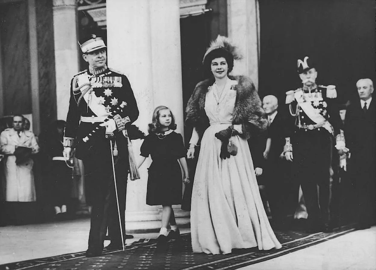 Sofía de Grecia, futura Reina de España, camina tras sus padres Pablo de Grecia y la Reina Federica