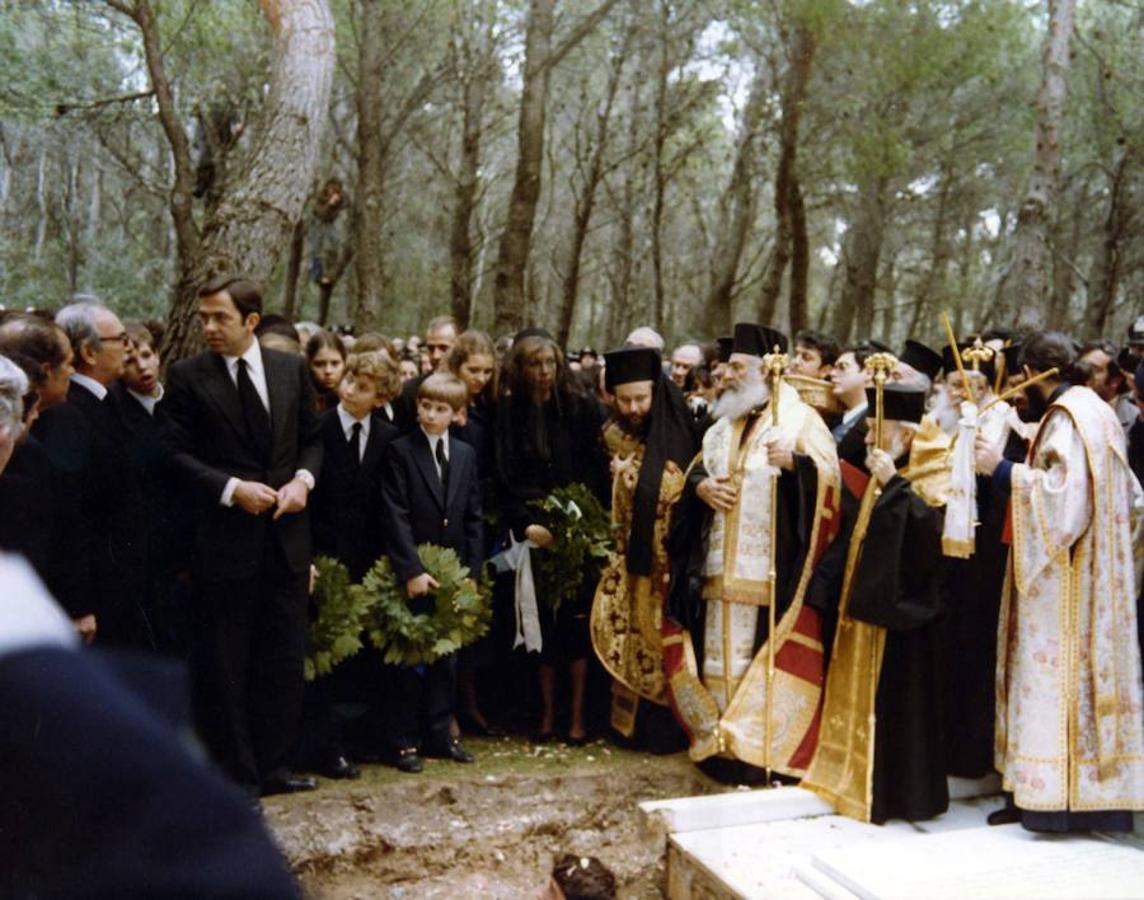 Entierro de la Reina Madre Federica, en la finca de Tatoi, en febrero de 1981. En la imagen, se distinguen, el Rey Constantino de Grecia, la Reina Sofía, el príncipe de Asturias y la Infanta Elena. Detrás, el Rey Don Juan Carlos. 