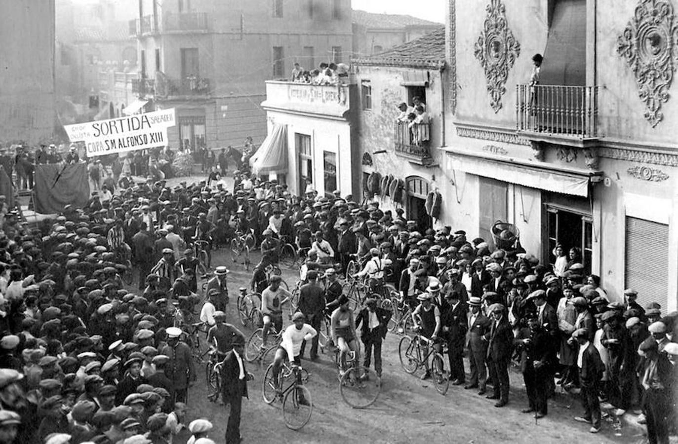 Carrera nacional de bicicletas en Sabadell en 1916. Llegada a la meta de los corredores que se disputaron la Copa del Rey. 