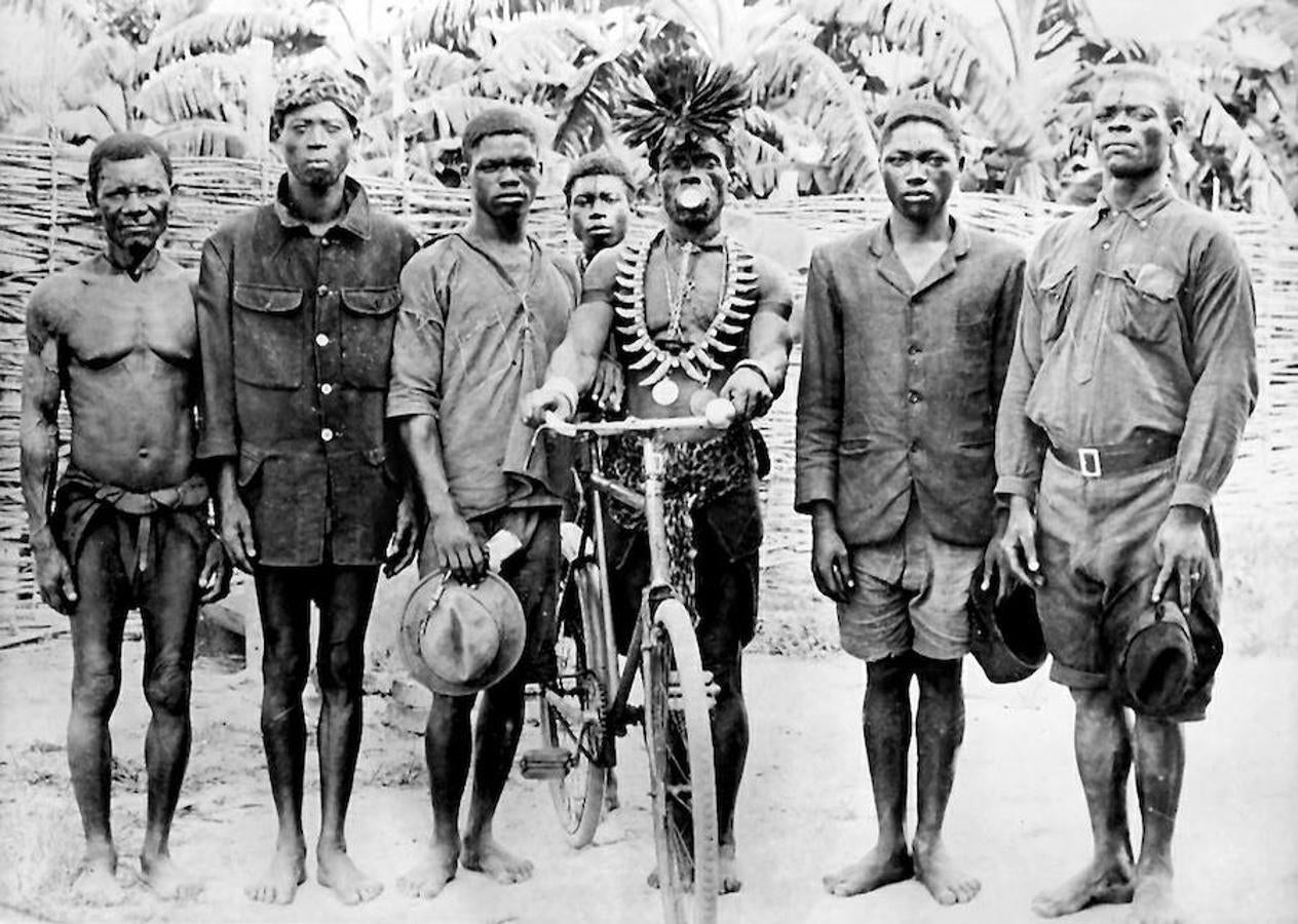 El «rey Koko», del Congo Belga, fotografiado con su bicicleta junto a seis de sus ministros. 