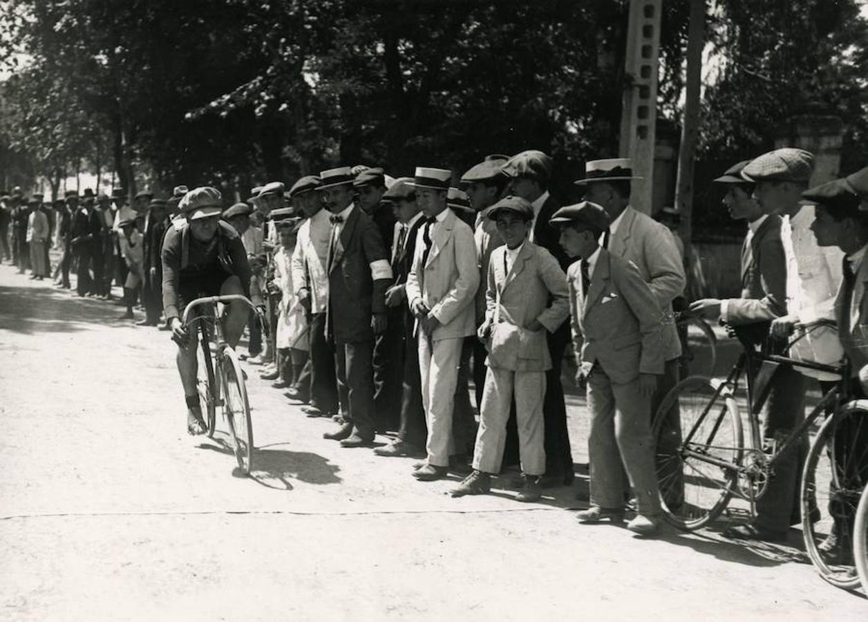 Prueba ciclista celebrada en Sevilla en 1919.. 